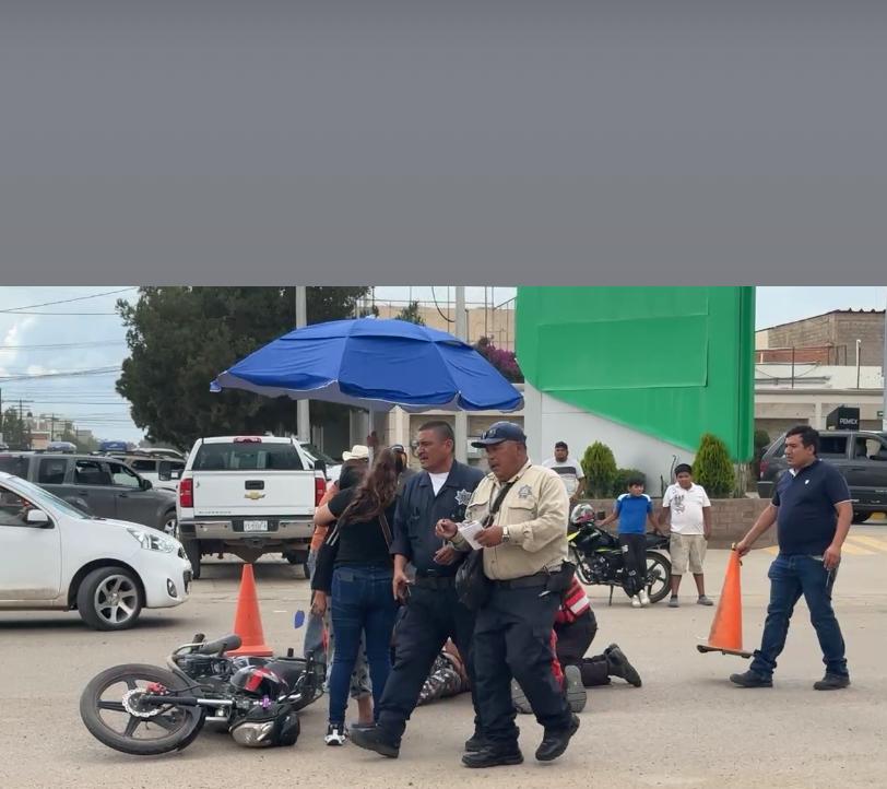 Mujer herida al derrapar en moto por evitar choque