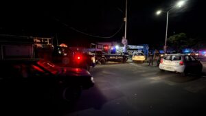 Choque de patrulla contra auto deja varios heridos