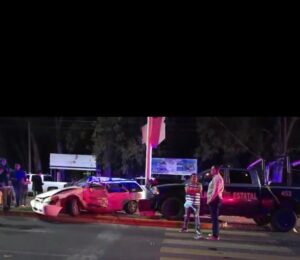 Choque de patrulla contra auto deja varios heridos