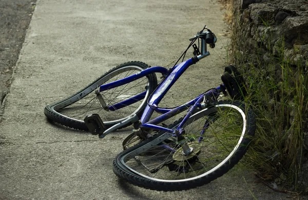 Cayó en su bicicleta y quedó lesionado