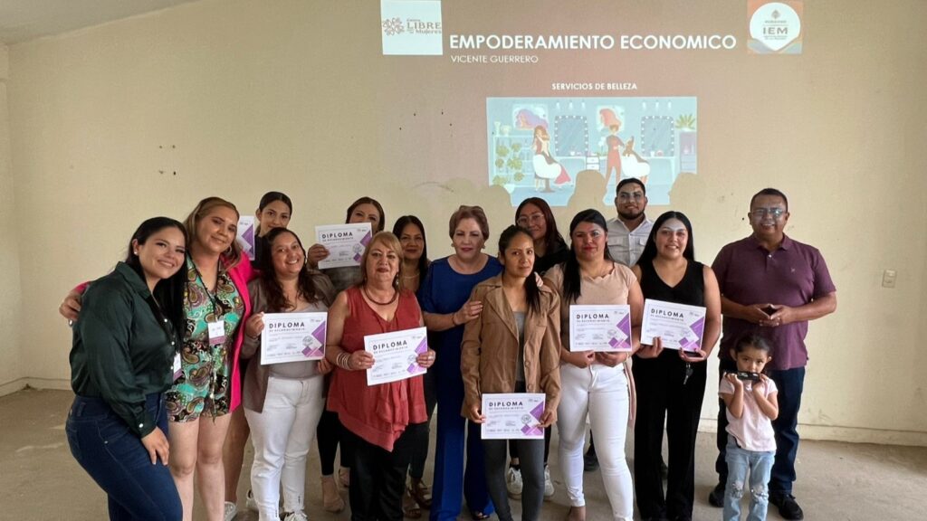 Entregan constancias a mujeres que concluyen curso de alisados permanente