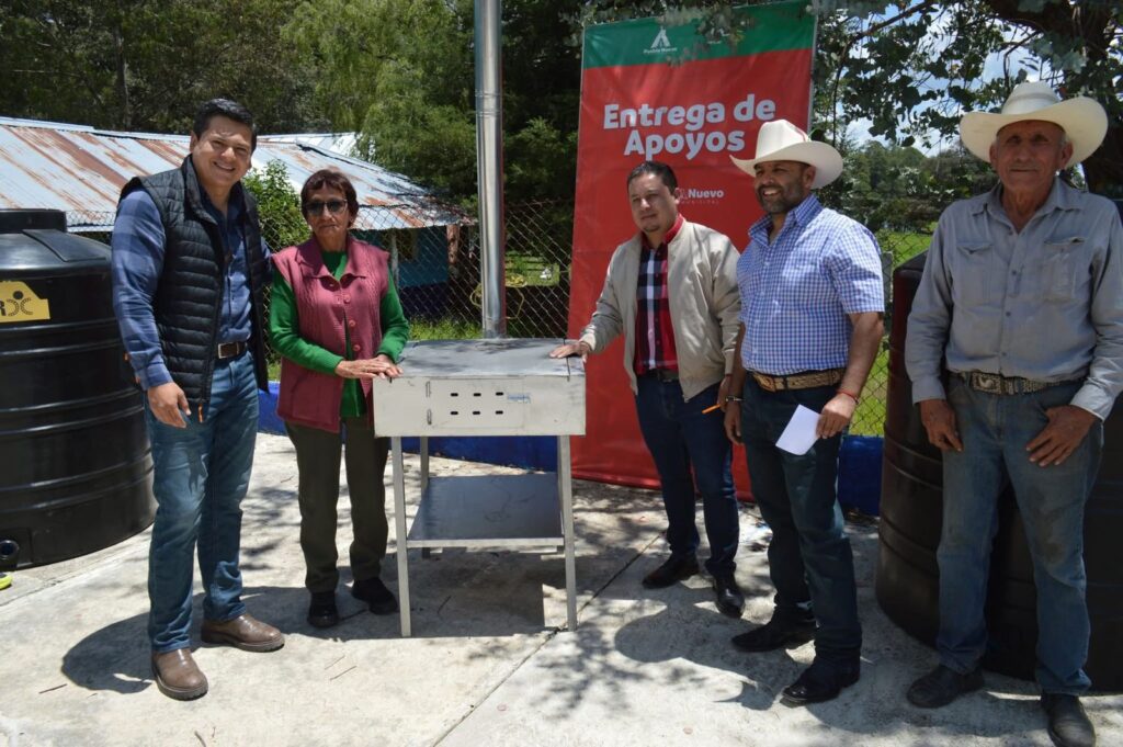 Entregan apoyos sociales en comunidad Adolfo Ruiz Cortines