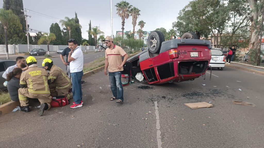 Volcadura de camioneta dejó a un lesionado (video)