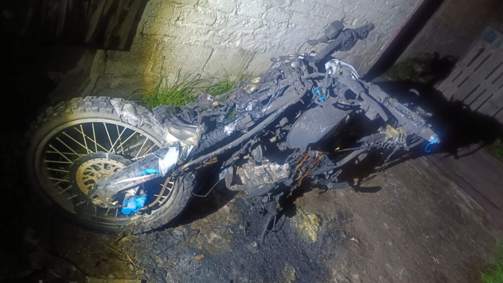 Roban motocicleta en El Salto y aparece calcinada