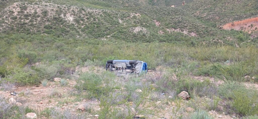 Se desbarrancó un vehículo en la carretera a Parral