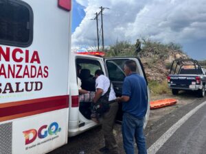 Se desbarrancó un vehículo en la carretera a Parral