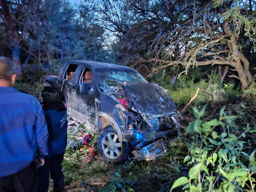 Alcoholizado se desbarrancó en su camioneta Lobo