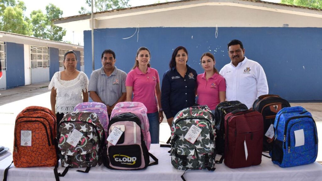 DIF Municipal apoya entregando mochilas en este regreso a clases