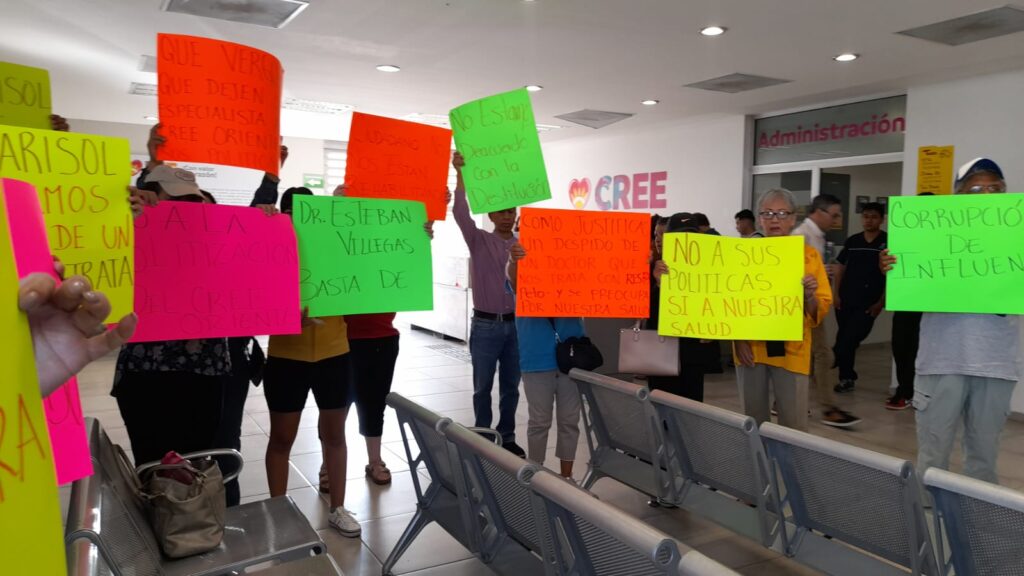 Pacientes del CREE oriente exigen reinstalación de su director