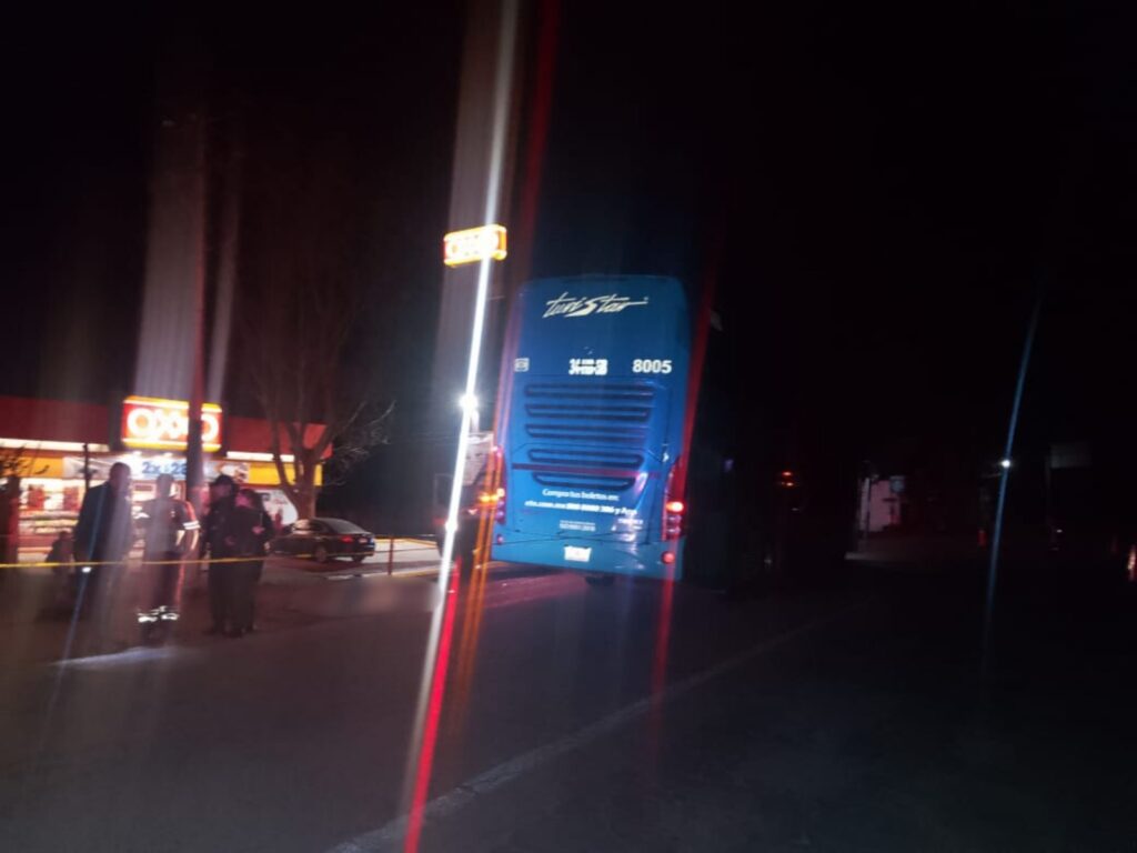 Conductor de autobús pierde la vida al ser atropellado