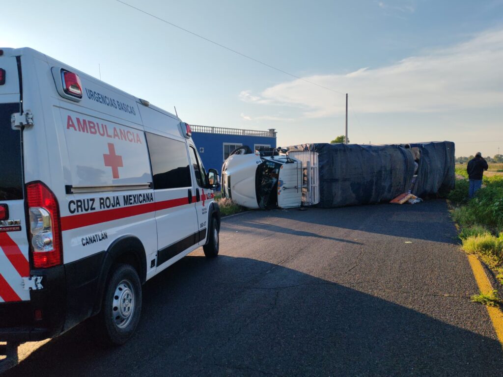 Volcadura de camión provocó el cierre de la carretera