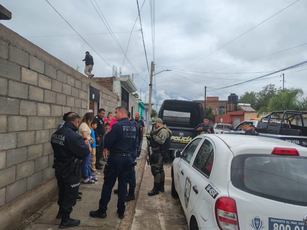 Mujer descubre persona sin vida al lado de su casa