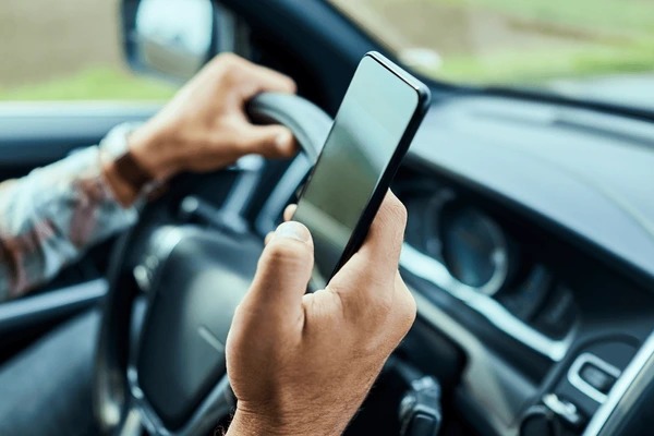 Infraccionan a 31 por manejar y usar el celular