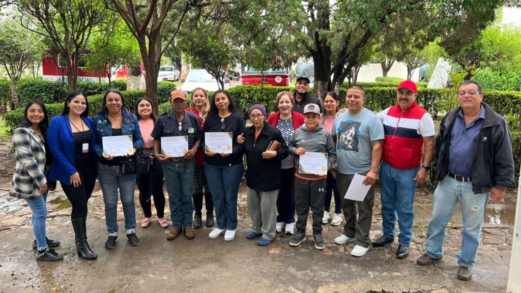 Grupo ciudadano se gradúa y reconoce por habilidades de cómputo básico