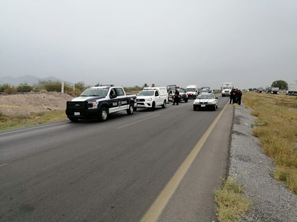 Hallan cuerpo sin vida en la carretera