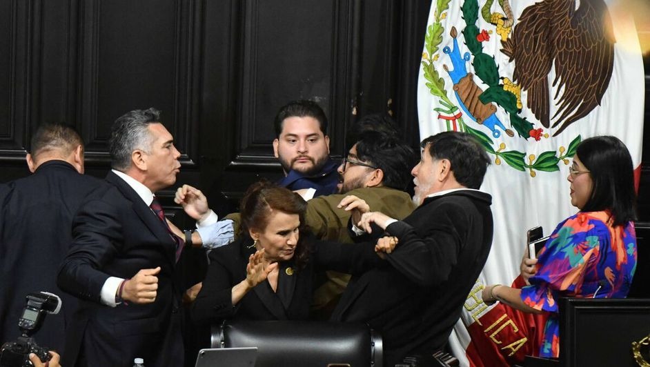 VIDEO: Alito Moreno agrede a golpes a Noroña por no darle la palabra en sesión