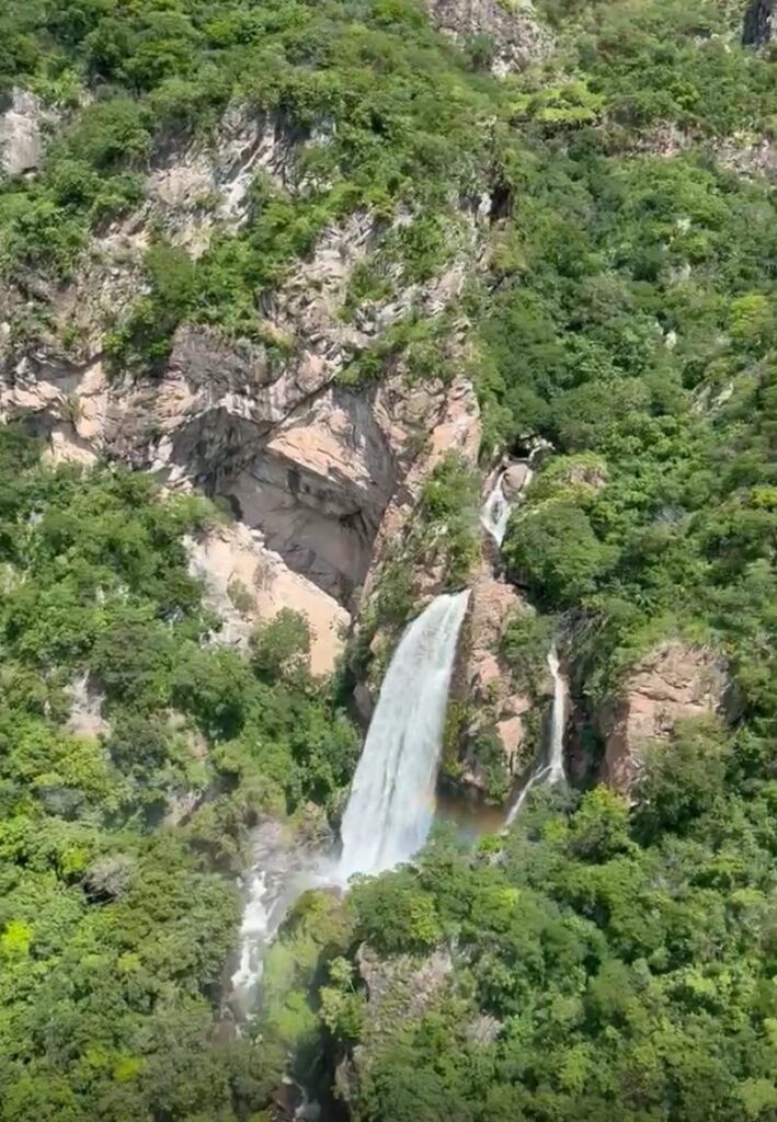 Identifican a hermanos que arrastró el arroyo