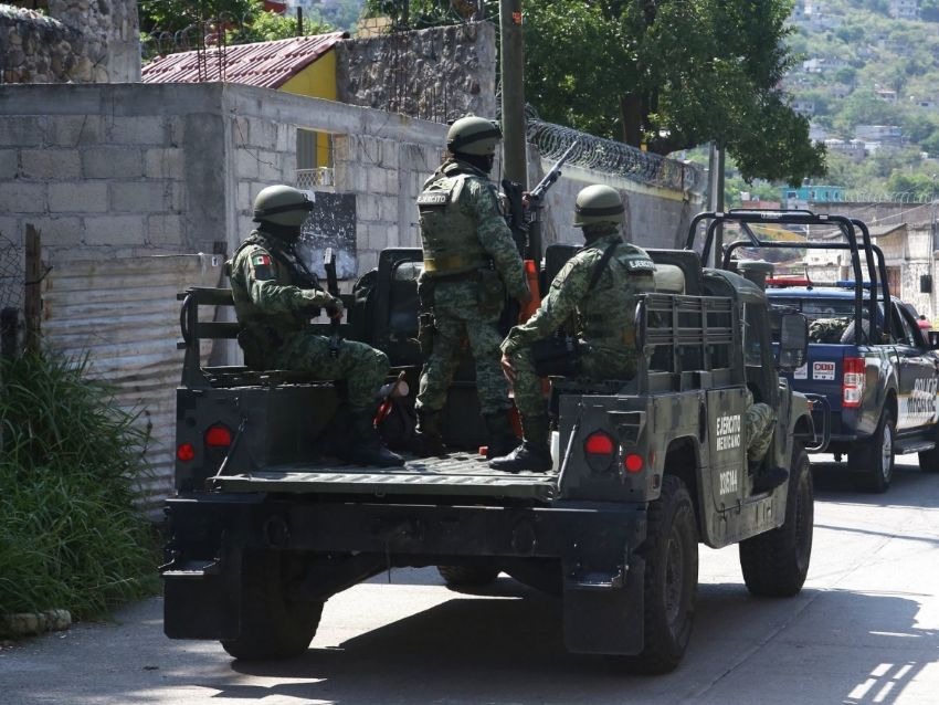 Militares arrestan a tres con arma de fuego