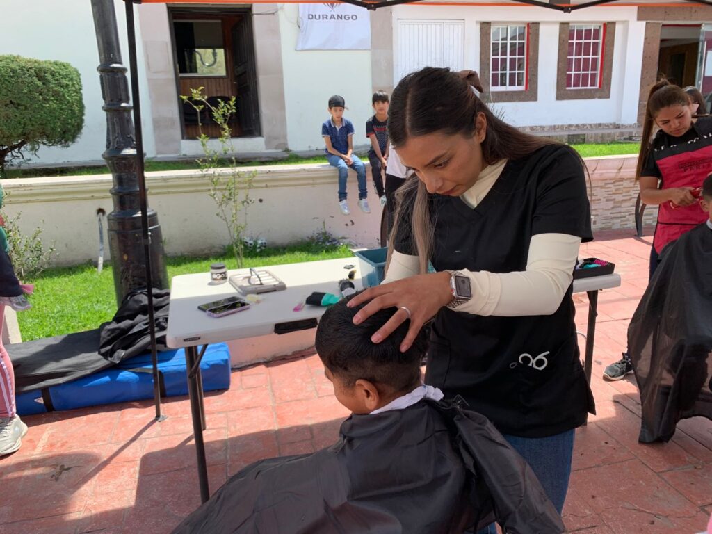 Cortes de cabello gratis para niños en regreso a clases