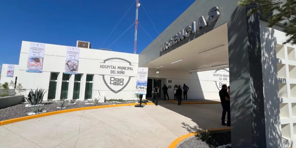 Ingresan al hospital a bebé golpeado y quemado