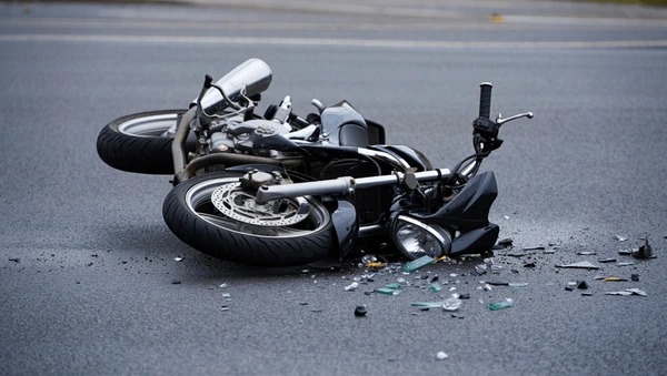 Menor motociclista pierde la vida al chocar contra tráiler