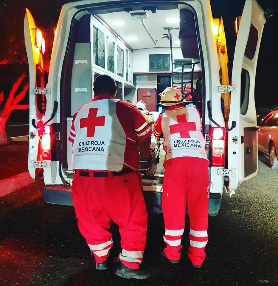 Doctores tratan de salvarle la vida a motociclista