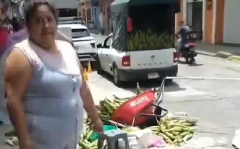 VIDEO: ¡Indignación total! Mujer lanza elotes de comerciante por «estorbar su local»