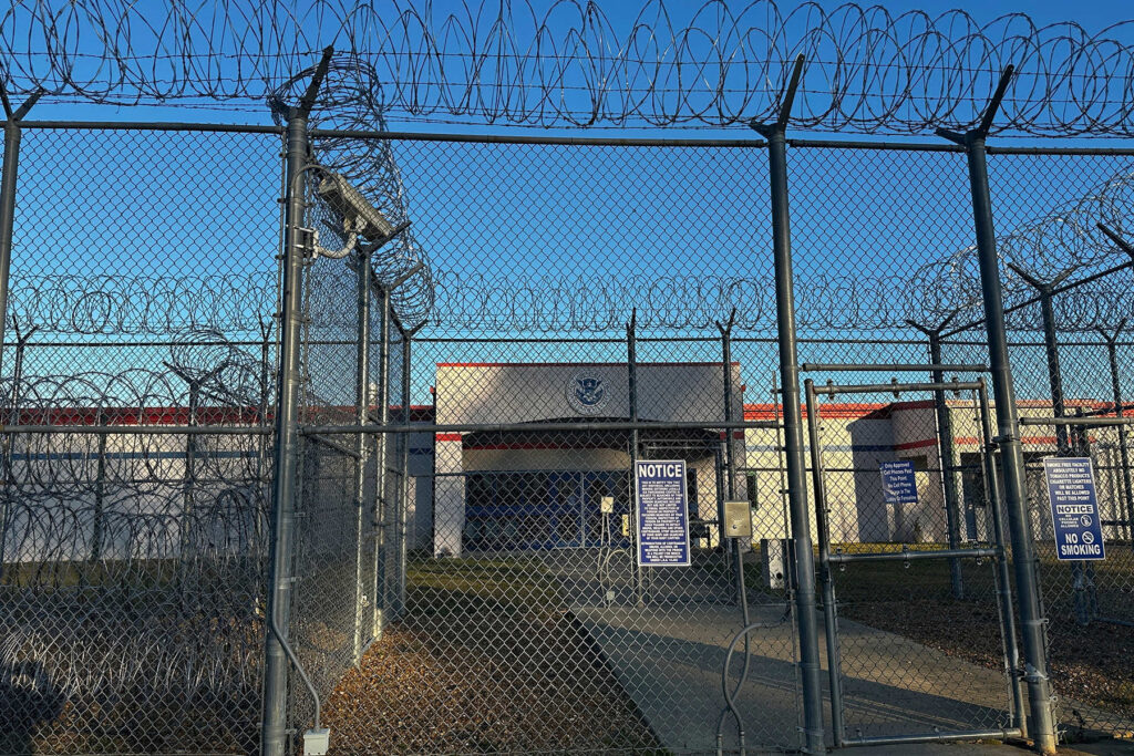 EE.UU. usará base militar como centro de detención para migrantes