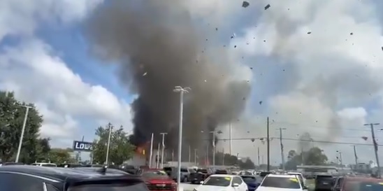 VIDEO: Conductor causa explosión en clínica veterinaria tras chocar contra tubería de gas