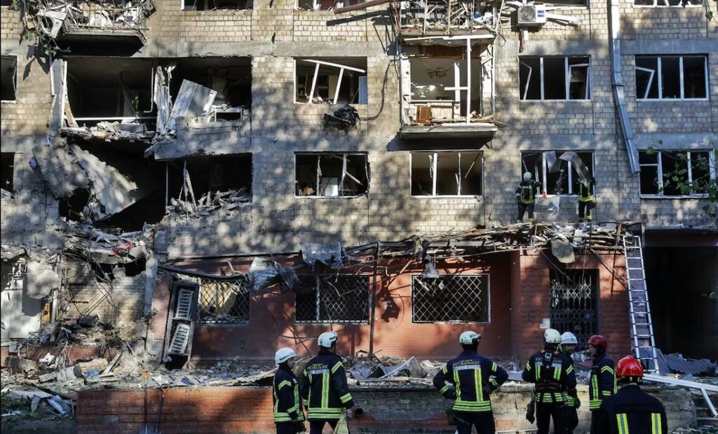 Ataque masivo ruso deja 15 muertos en Kiev y socava esfuerzos de paz