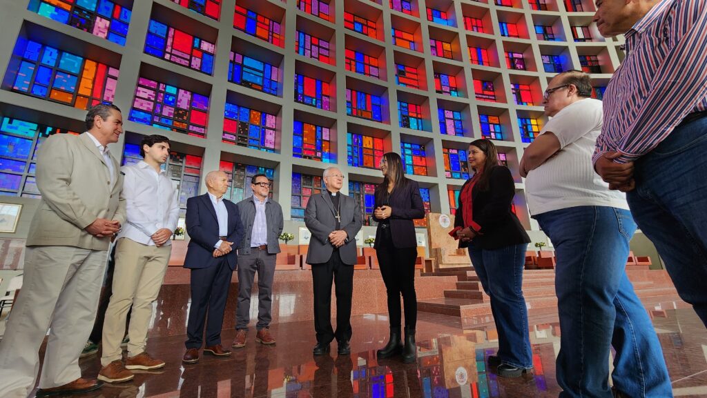Laura Imelda Pérez Segura presenta proyecto de Cablebús durante visita al Santuario de los Mártires