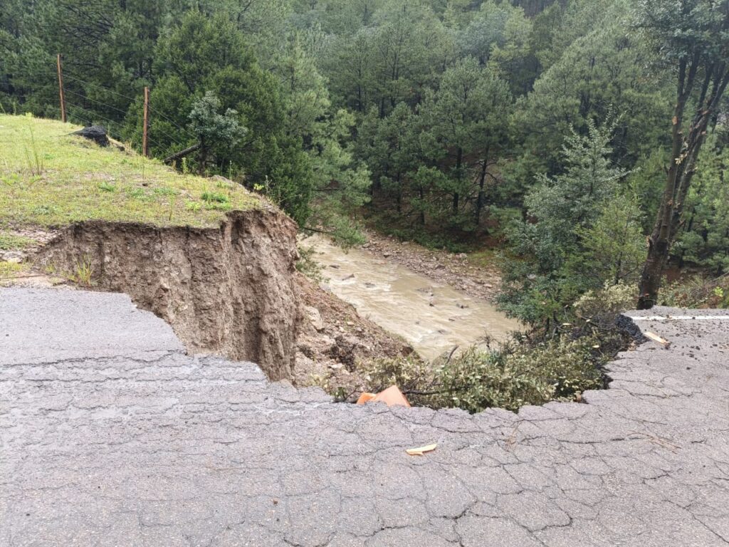 Lluvias dañan 60% de carreteras en Durango; SECOPE coordina con alcaldes para evitar incomunicación