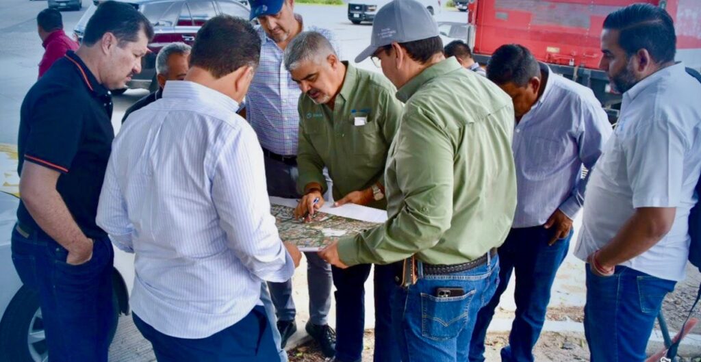 Autoridades y comerciantes recorren zona del Mercado de Abastos para evaluar mejoras pluviales