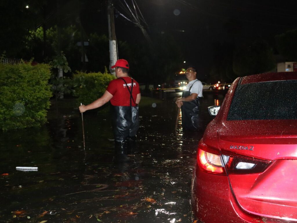 Protección Civil Zapopan mantiene limpieza en vialidades tras intensa lluvia vespertina
