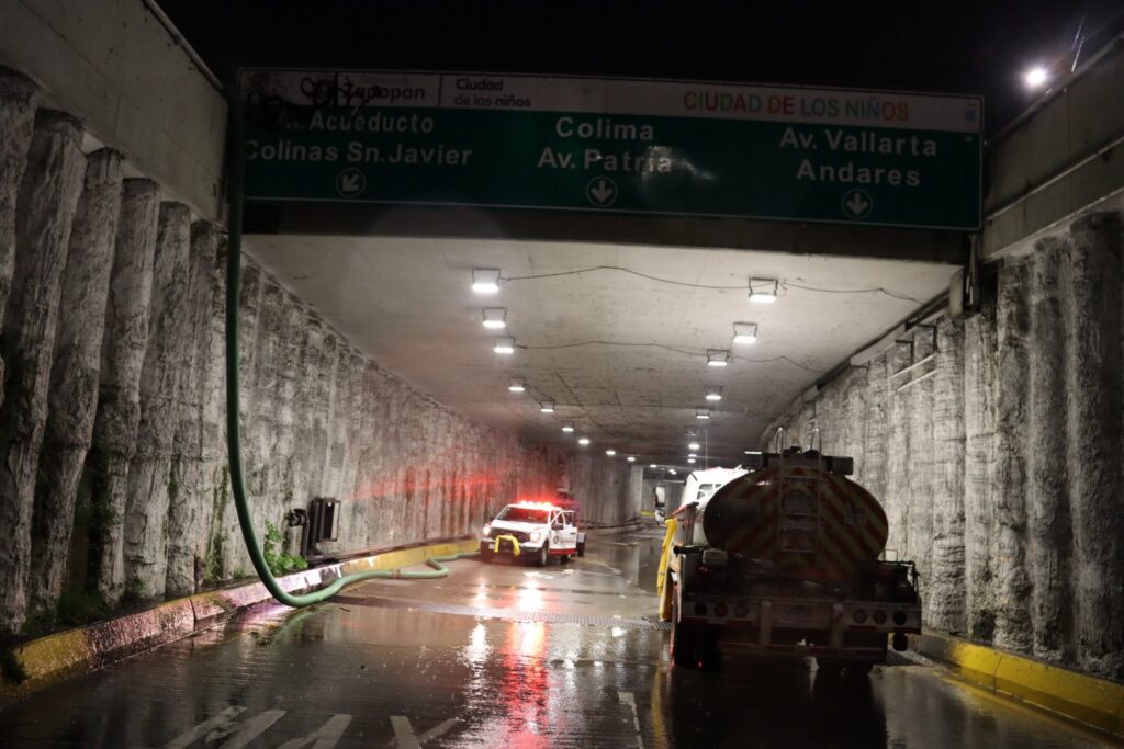 Protección Civil de Zapopan atiende inundaciones y vehículos varados tras intensas lluvias