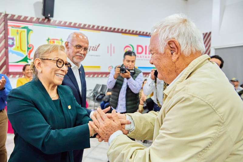 Beatriz Estrada y Miguel Ángel Navarro entregan esperanza con aparatos auditivos