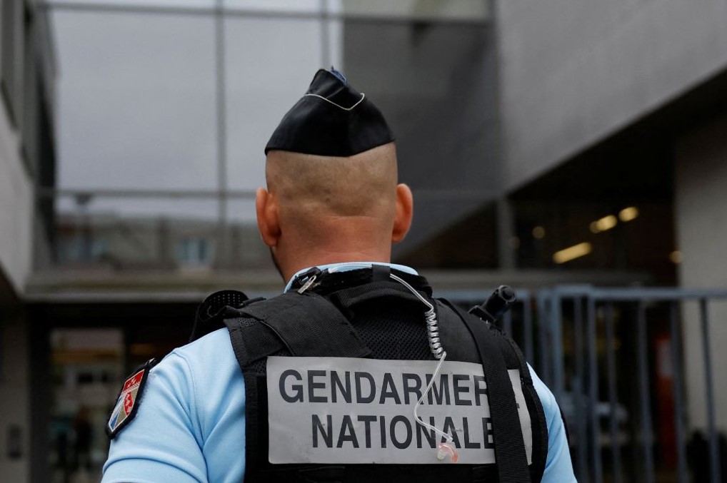 Adolescente hiere a profesora y se auto-lesiona en Francia