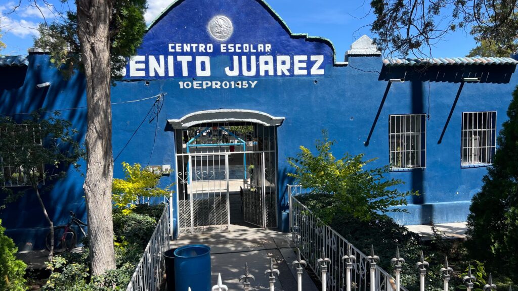 Padres de familia exigen solución a la falta de maestros en la Escuela Benito Juárez de Peñón Blanco