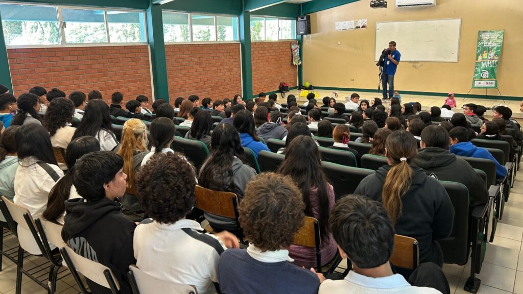 Estudiantes reciben orientación sobre responsabilidad en relaciones a través de la Unidad Móvil EDUSEX