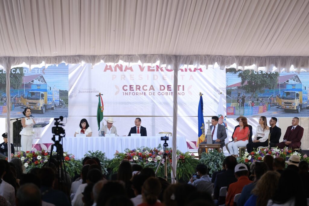 Pablo Lemus acompaña a Ana Vergara en su Primer Informe de Gobierno en Juanacatlán