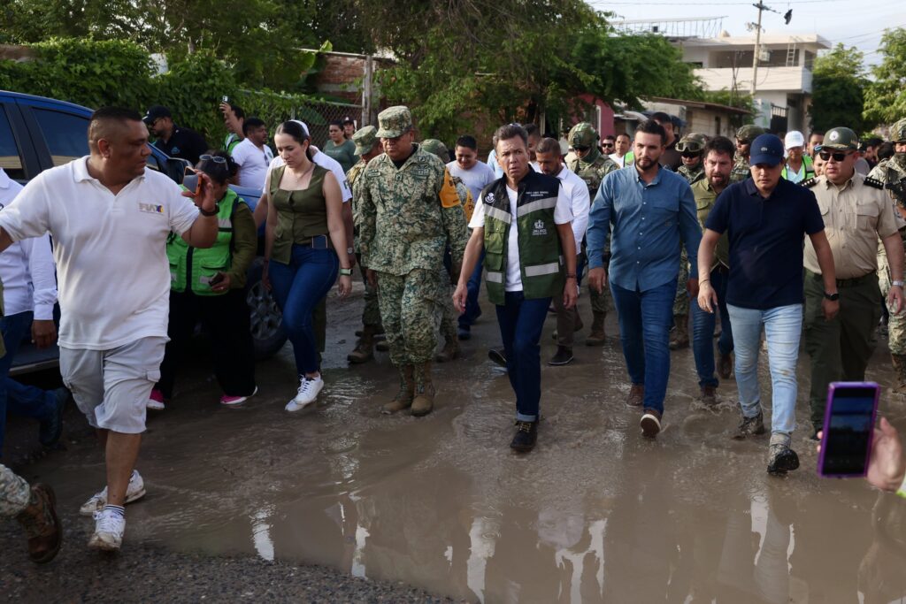 Pablo Lemus supervisa trabajos de apoyo en colonias afectadas de Puerto Vallarta