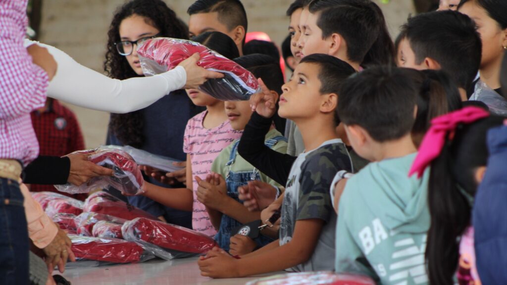 Hacen entrega de 4,850 uniformes y útiles escolares en Vicente Guerrero