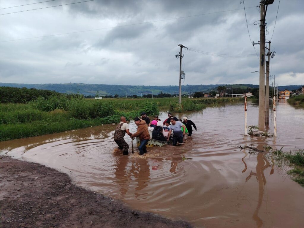 Inundaciones afectan Tototlán y Zapotlán del Rey tras intensa tormenta