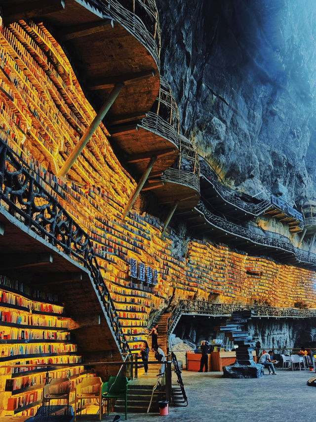 La Mianhua Library: Un refugio de sabiduría en una gruta.