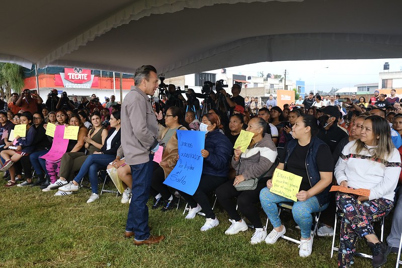 Pablo Lemus entrega apoyos a familias afectadas por las lluvias en El Salto