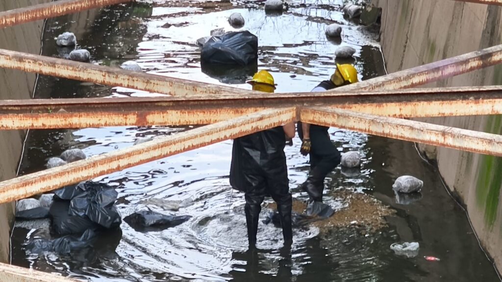 Aseguran 26 bolsas de marihuana en canal pluvial de Guadalajara