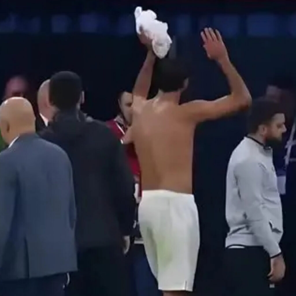Solo en el futbol; jugador expulsado regala playera y la pide de vuelta al ser anulada la roja.