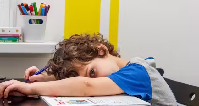 Niño fue hospitalizado por hacer exceso de tarea tras estudiar 14 horas sin pausa