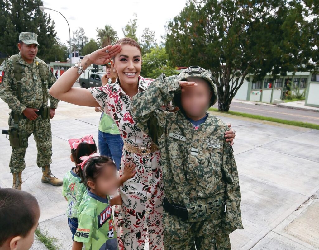 De la mano de Marisol, niños de Casa Hogar y Centro Mi Casa conmemoran la Independencia de México en el Campo Militar