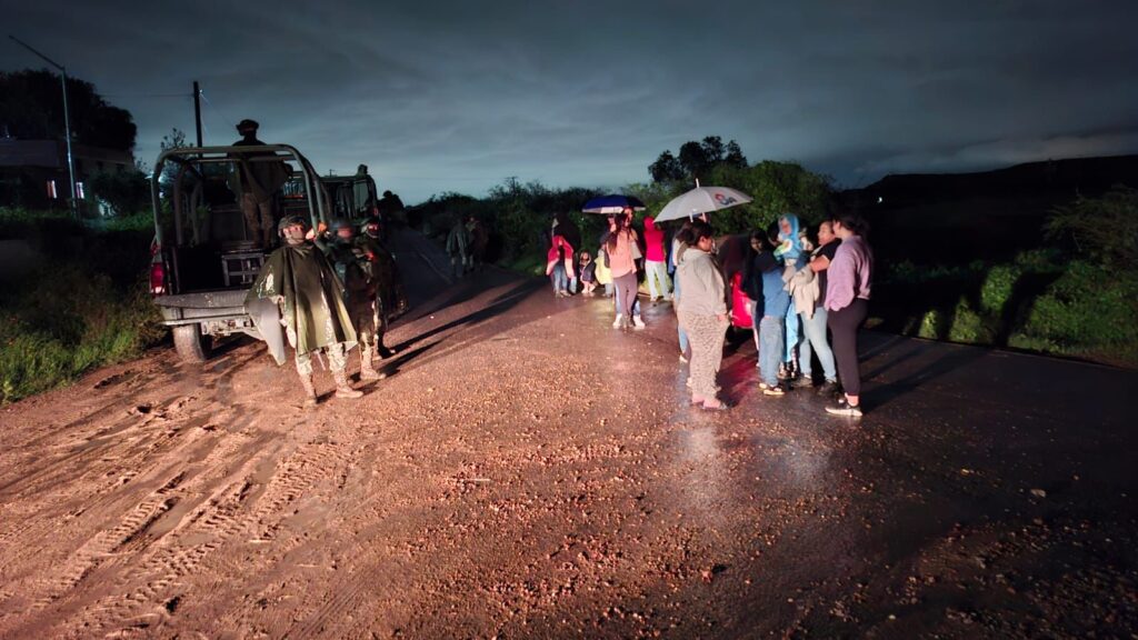 Protección Civil y SEDENA rescatan a 40 personas varadas en presa Garabitos